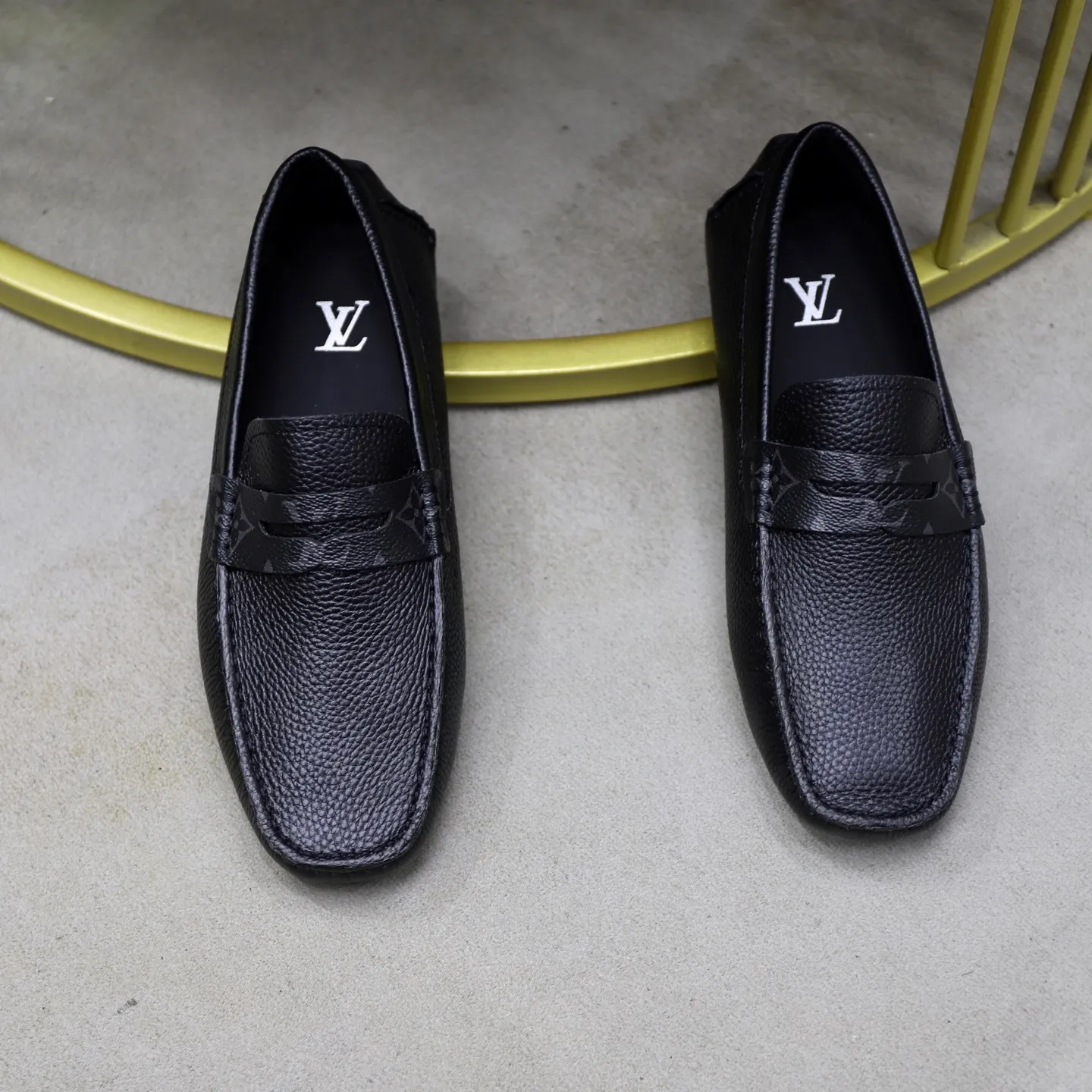 Ex-factory price: 460💰【LV】Louis Vuitton ⚠️High-end men’s driving and pedal series ⚠️38-44 (customized for 45) ⚠️All original cowhide leather! Thick and soft! Made entirely of calfskin lining! Rubber sheet anti-slip beanie sole! Three-dimensional package technology! Fashionable and classic! Handicrafts! Original high quality! Feel free to compare!